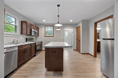 1032 9th St SE, Cedar Rapids, IA 52401 - photo 7