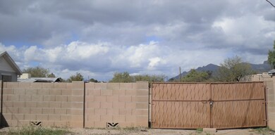 433 E Navajo Rd Entry