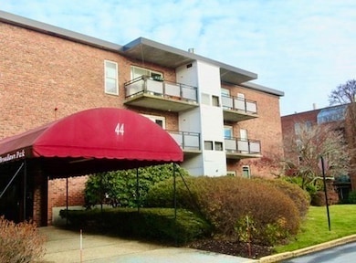 44 Broadlawn Park unit 22, Chestnut Hill, MA 02467 - photo 2