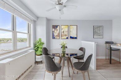 28 RIVERSIDE VS-4 DR and Kitchen