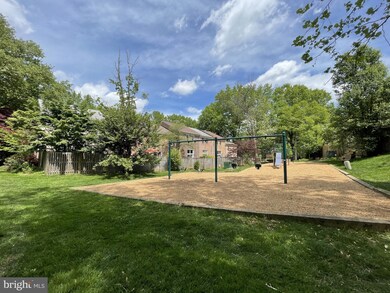 11927 Travistock Ct, Reston, VA 20191 - photo 3