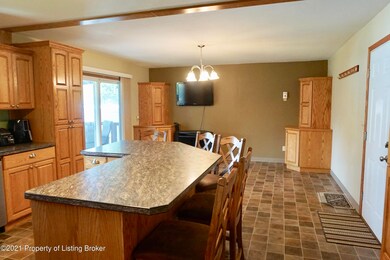 KITCHEN / DINING