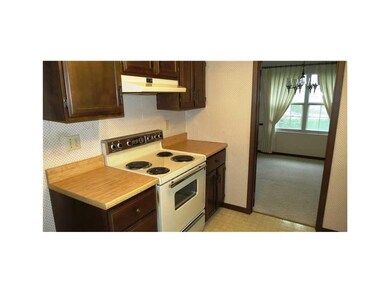 Kitchen. ALL APPLIANCES STAY