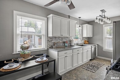 907 W Rusholme St, Davenport, IA 52804 - photo 2