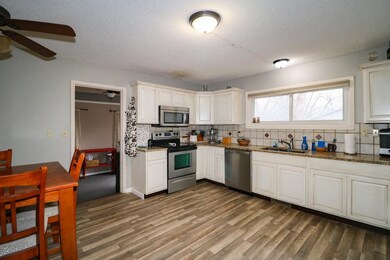 All kitchen appliances remain!