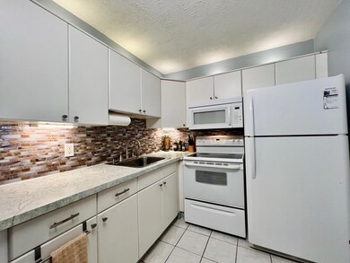 135 Dorchester F, West Palm Beach, FL 33417 - photo 2