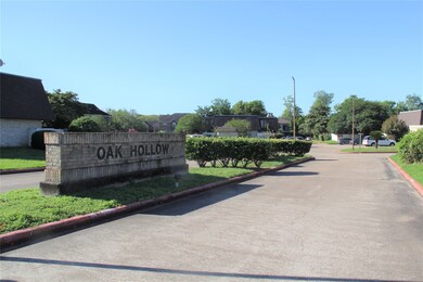 1001 E Adoue St unit BB04, Alvin, TX 77511 - photo 3