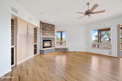 4-Living Room (2)
