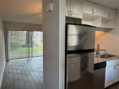 10453 Carrollbrook Cir unit 122, Tampa, FL 33618 - photo 2