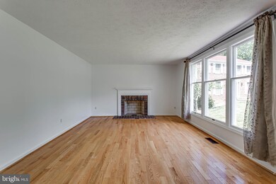 16146 Darwin Ct, Woodbridge, VA 22191 - photo 4