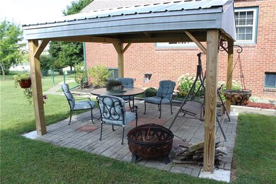 Quality-build covered patio's wonderful for relaxi
