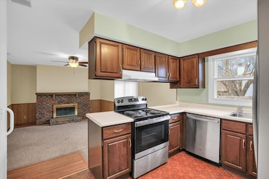 2302 Blackthorn Dr, Champaign, IL 61821 - photo 4