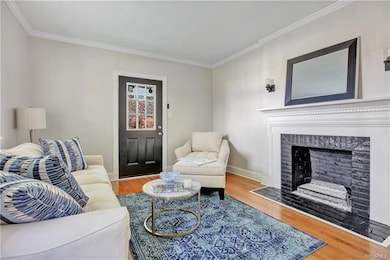 Living room w/gas fireplace
