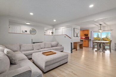 1051 NE Pepperwood Dr, Grants Pass, OR 97526 - photo 7