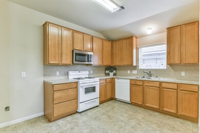 5209 Mcgrath Dr, Alvin, TX 77511 - photo 5