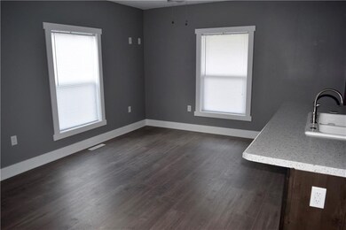 609 N 2nd Ave W, Newton, IA 50208 - photo 5