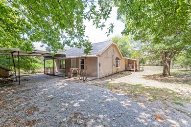 221 N Birch St, Springtown, TX 76082 - photo 4