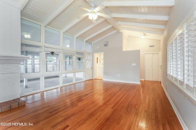002-photo-living-room-13435007