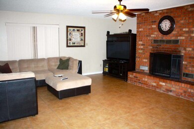 LIVING ROOM/FIREPLACE