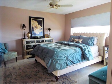 LARGE MASTER BEDROOM ON THE SOUTH GRAND CANAL SIDE