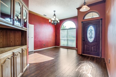 Foyer entrance with ornamental molding, an invitin
