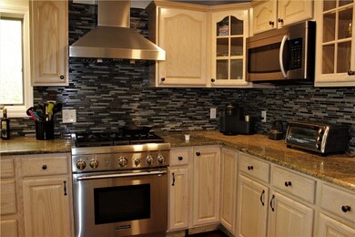 21 Beaver Creek Ct, Cranston, RI 02921 - photo 2