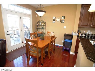 Kitchen - Eat-in area.