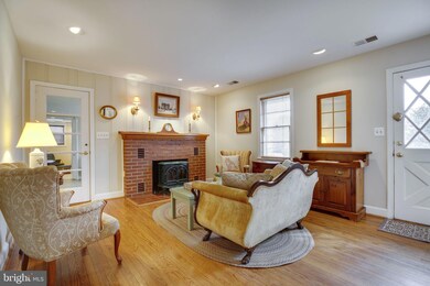 43538 Emerald Ln, Chantilly, VA 20152 - photo 2