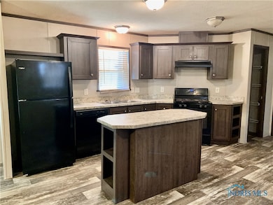 Kitchen With Movable Island