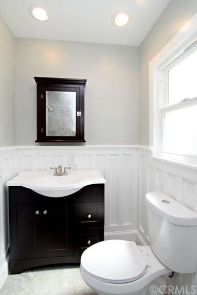 Nice and airy bathroom with lots of light.   ALL N