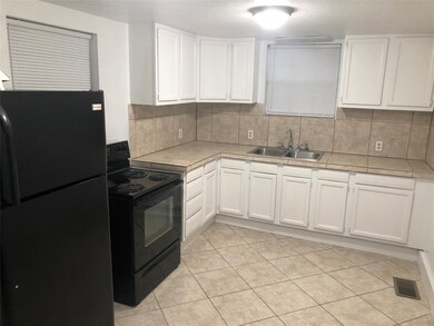 504 Percival St unit B, Tomball, TX 77375 - photo 3