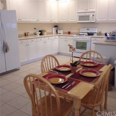 Cute and cozy dining area...