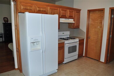 Move-in ready kitchen! Neutral countertops, fresh 