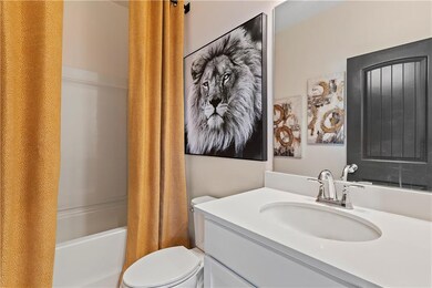 Full bathroom with vanity, toilet, and shower / tu