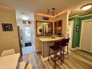 Bar & Dining