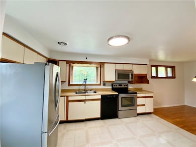 86 Thorncrest Dr, Mc Kees Rocks, PA 15136 - photo 5