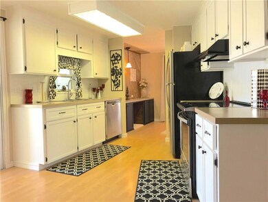 Kitchen with new appliances!!