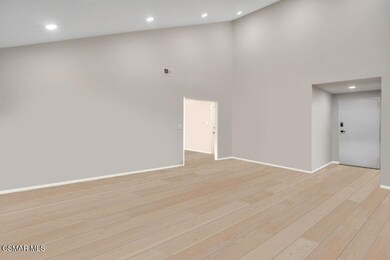 Downing-listing-living-room-doorwaydinin