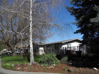 915 S 4th St, Central Point, OR 97502 - photo 2