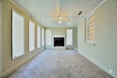 DEN/FAMILY ROOM