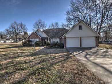 201 S Vann St, Pryor, OK 74361 - photo 2