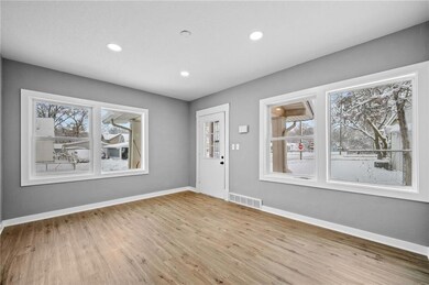 215 E 23rd St, Des Moines, IA 50317 - photo 4