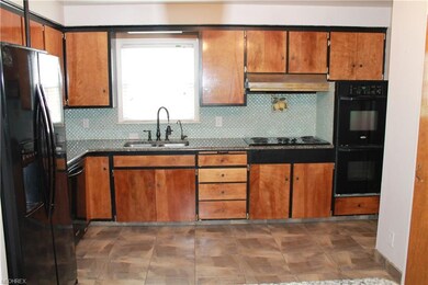 Spacious kitchen with granite counter-tops and til