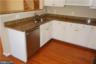 42728 Rolling Rock Square, Chantilly, VA 20152 - photo 5