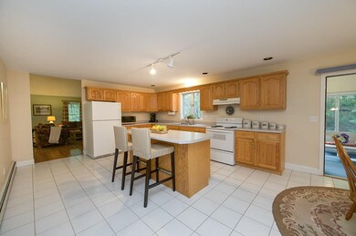 7 Hyde Park Cir, Londonderry, NH 03053 - photo 3