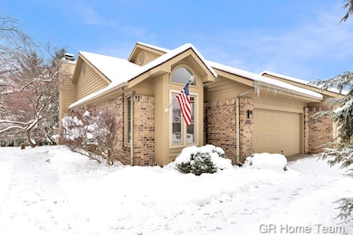 1946 Cross Bend St NE unit 35, Grand Rapids, MI 49505 - photo 3