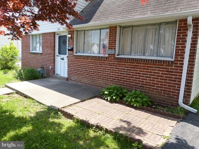 821 Bobwhite Ln, Secane, PA 19018 - photo 5