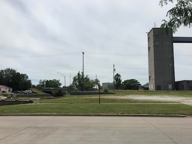 101 N Ault St, Moberly, MO 65270 - photo 2