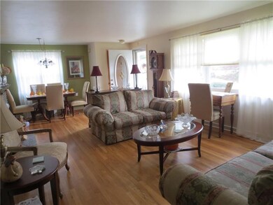 Spacious living room/dining room with sparkling ha
