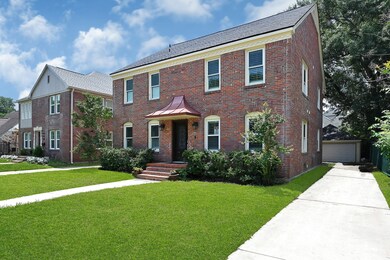 Located walking distance to Rice University/Robert